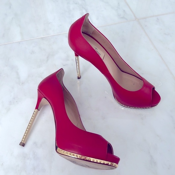 Classic Valentino open toe pumps with gold heels. - Picture 3 of 5